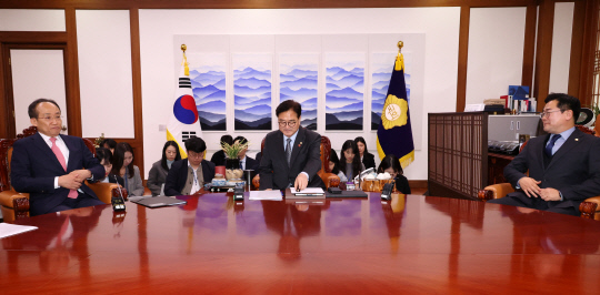 우원식 국회의장과 국민의힘 추경호 원내대표(왼쪽), 더불어민주당 박찬대 원내대표(오른쪽)가 26일 서울 여의도 국회에서 채상병 순직사건 국정조사 특위 가동 등 현안을 논의하기 위한 여야 원내대표 회동을 하고 있다. [연합뉴스]